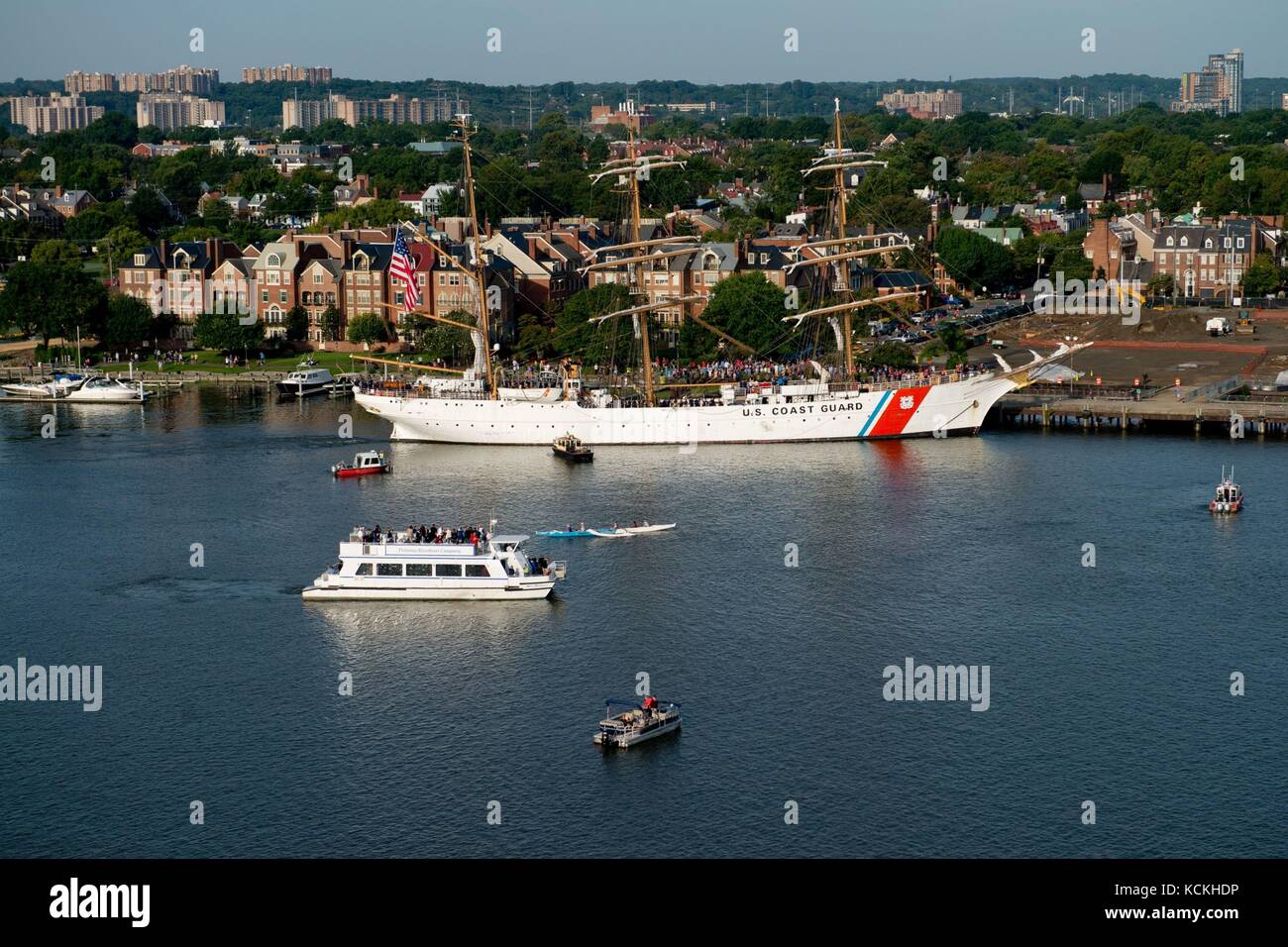 Die u.s. coast Guard Gorch Fock-Klasse barke Ausbildung Cutter hoch Segelschiff uscgc eagle Mauren im Hafen entlang des Potomac River während des Weltkrieges ii Schlacht von Guadalcanal 75-jähriges Ereignis für den Tag der Arbeit am 4. September 2017 in Alexandria, Virginia. (Foto von Po1 andrew Kendrick über planetpix) Stockfoto