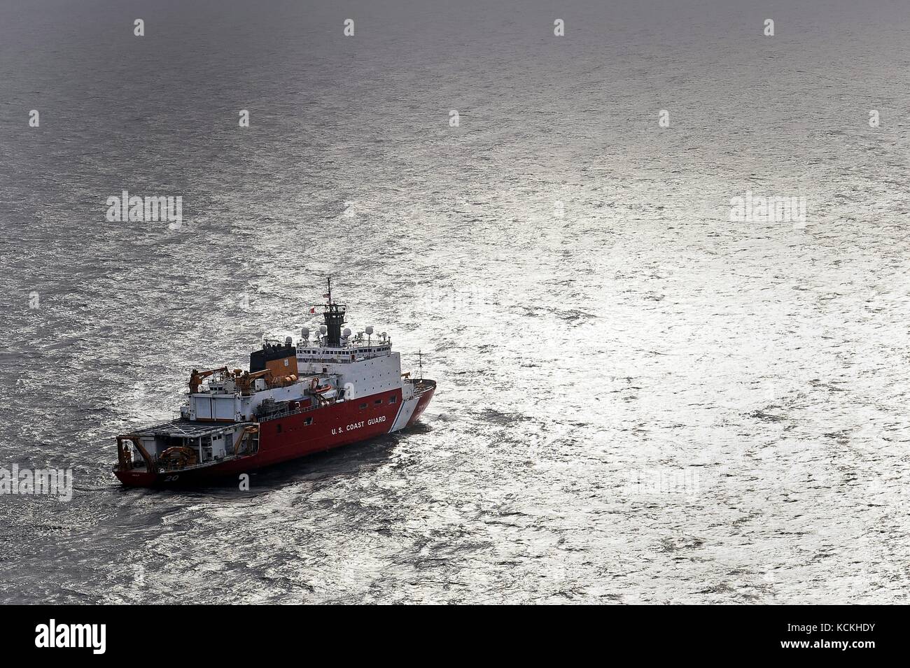 Die u.s. coast Guard Cutter polar-Klasse Eisbrecher uscgc Healy parow unterwegs in der Arktis 28. Juli 2017 in der chukchi Meer. (Foto von Po2 Meredith Manning über planetpix) Stockfoto