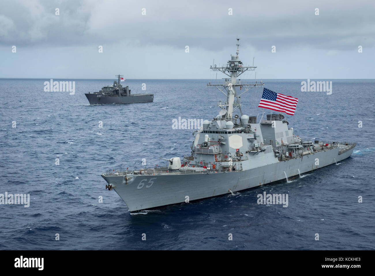 Das Schiff RSS Endurance (links) und der US Navy Arleigh Burke-Klasse USS Benfold Steam in Formation während der Übung Pacific Griffin am 28. August 2017 vor der Küste Guams. (Foto von MCS1 Benjamin A. Lewis via Planetpix) Stockfoto