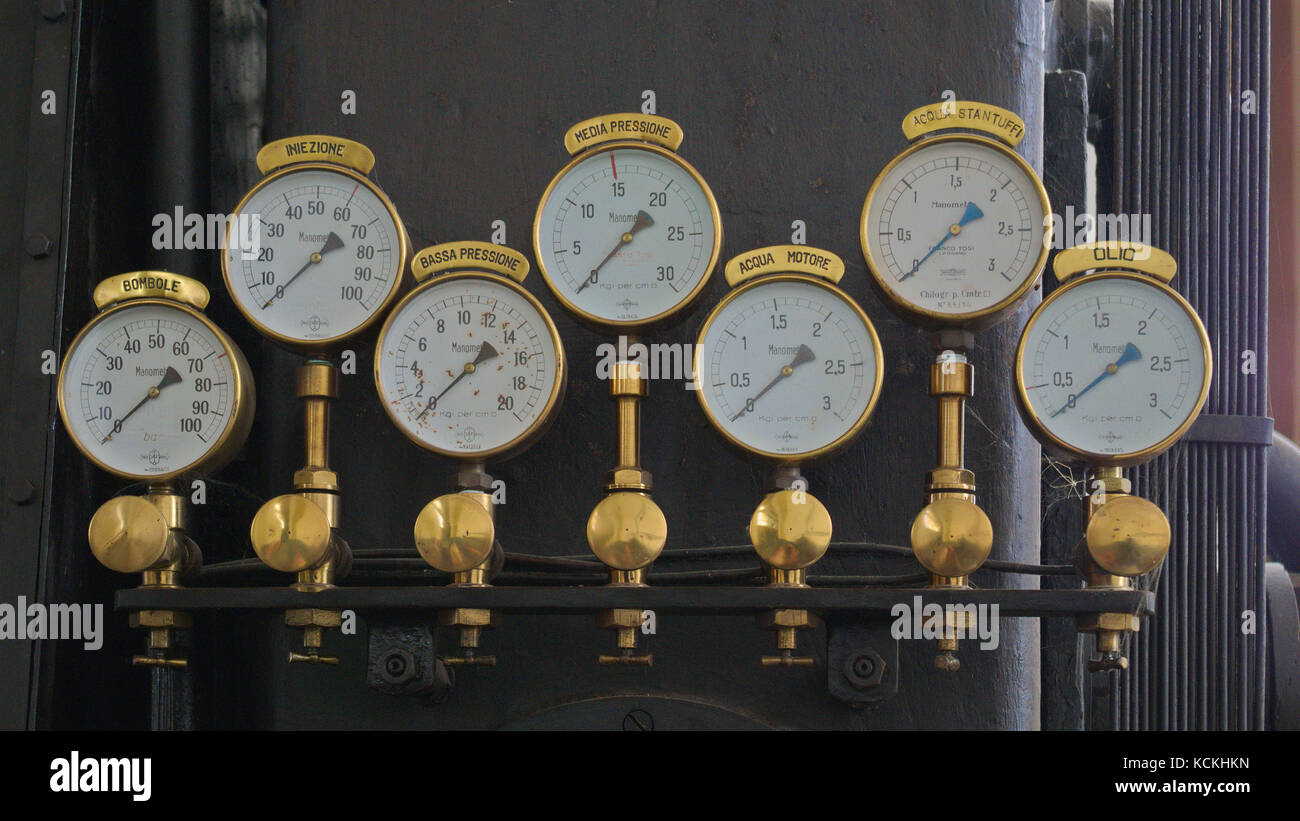 Serie von bourdan Rohr Manometer in einem alten Maschinen für Wasser ablassen Stockfoto