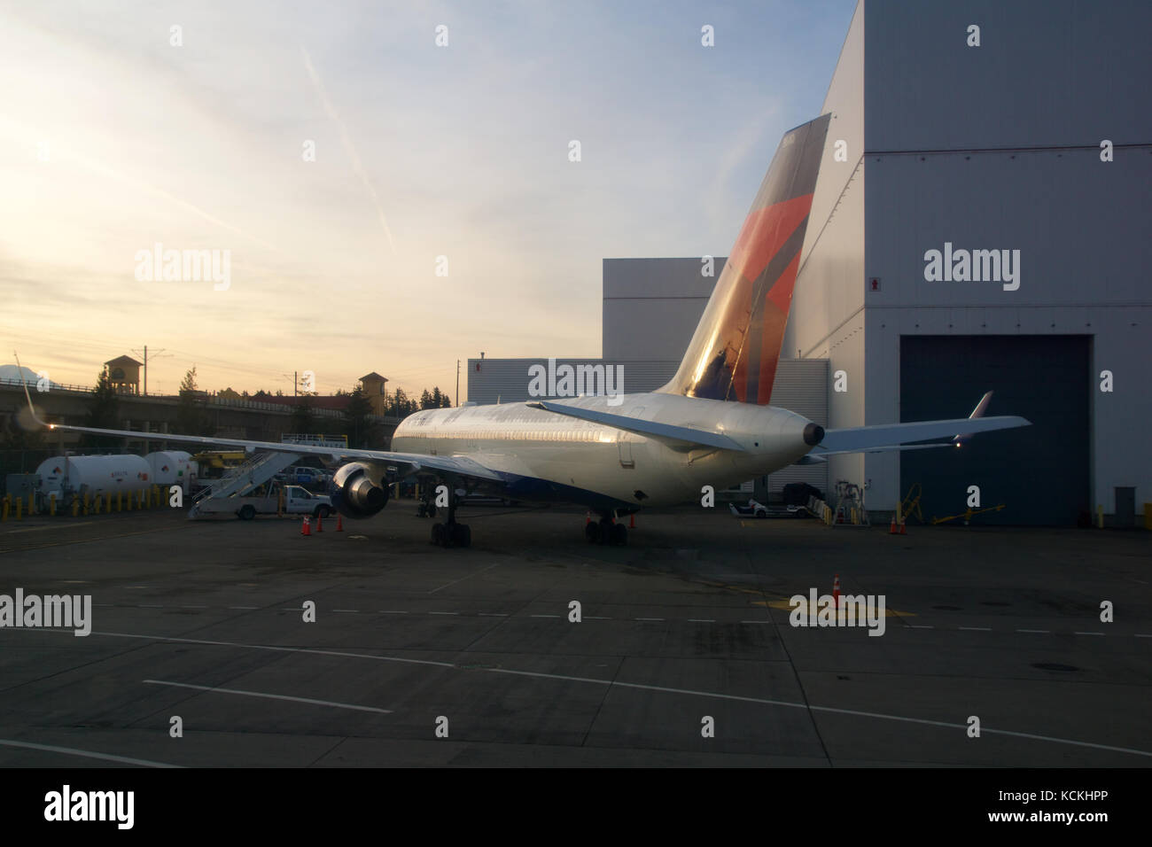 SEATTLE, WASHINGTON, USA - 27. JAN 2017: Delta Airlines Boeing 767 Flugzeuge bereiten sich auf den Seattle-Tacoma International Airport SeaTac vor Stockfoto