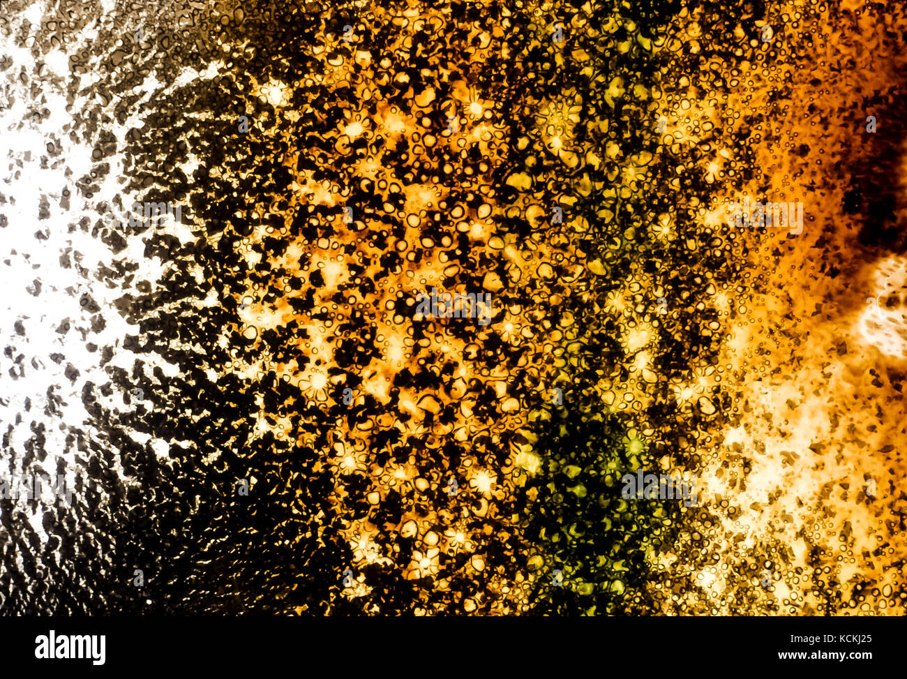 Künstlerischer Hintergrund Flüssigkeit Braun und Gelb blasen Stockfoto