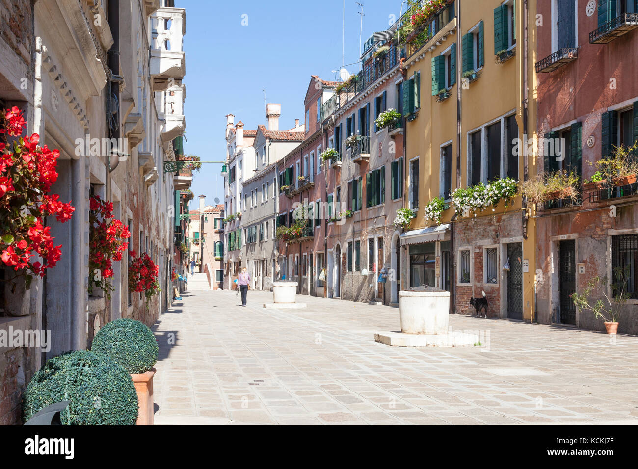 Ruga Pozzi, Cannaregio, Venice, Italien für seine alten gut Köpfe in der Mitte des Campo. Einem malerischen Platz, gesäumt mit colorf Stockfoto