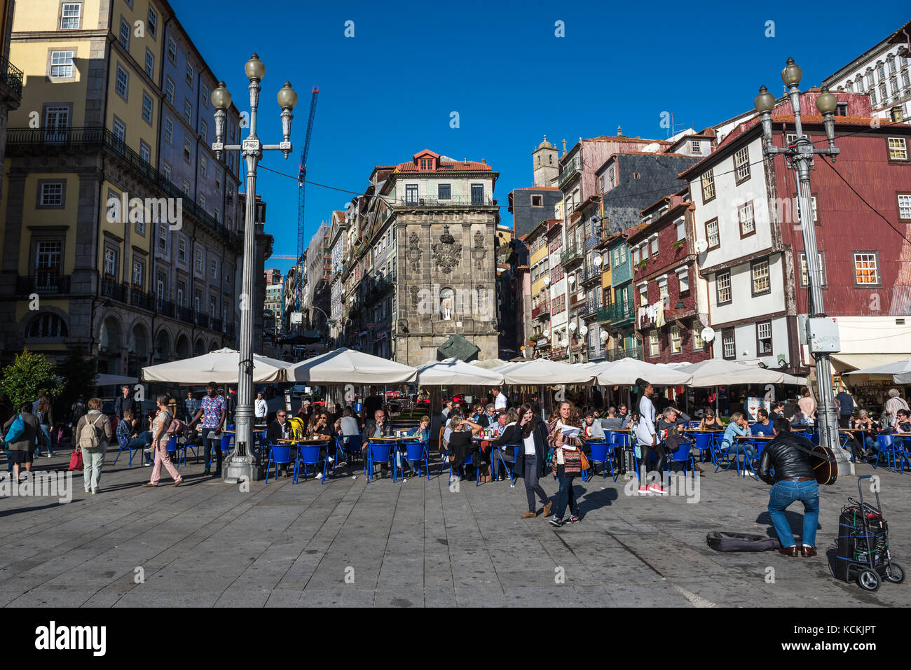 Restaurants und monumentale Brunnen (Fonte da Ribeira) mit einer St. Johannes der Täufer Statue auf Ribeira Platz in Porto Stadt, Portugal Stockfoto
