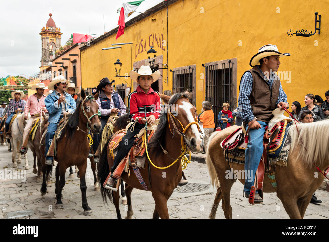 Eine Prozession der mexikanischen Cowboys reiten durch die Straßen auf die letzte Etappe ihrer Wallfahrt feiern das Fest des heiligen Michael in San Miguel de Allende, Mexiko. Stockfoto