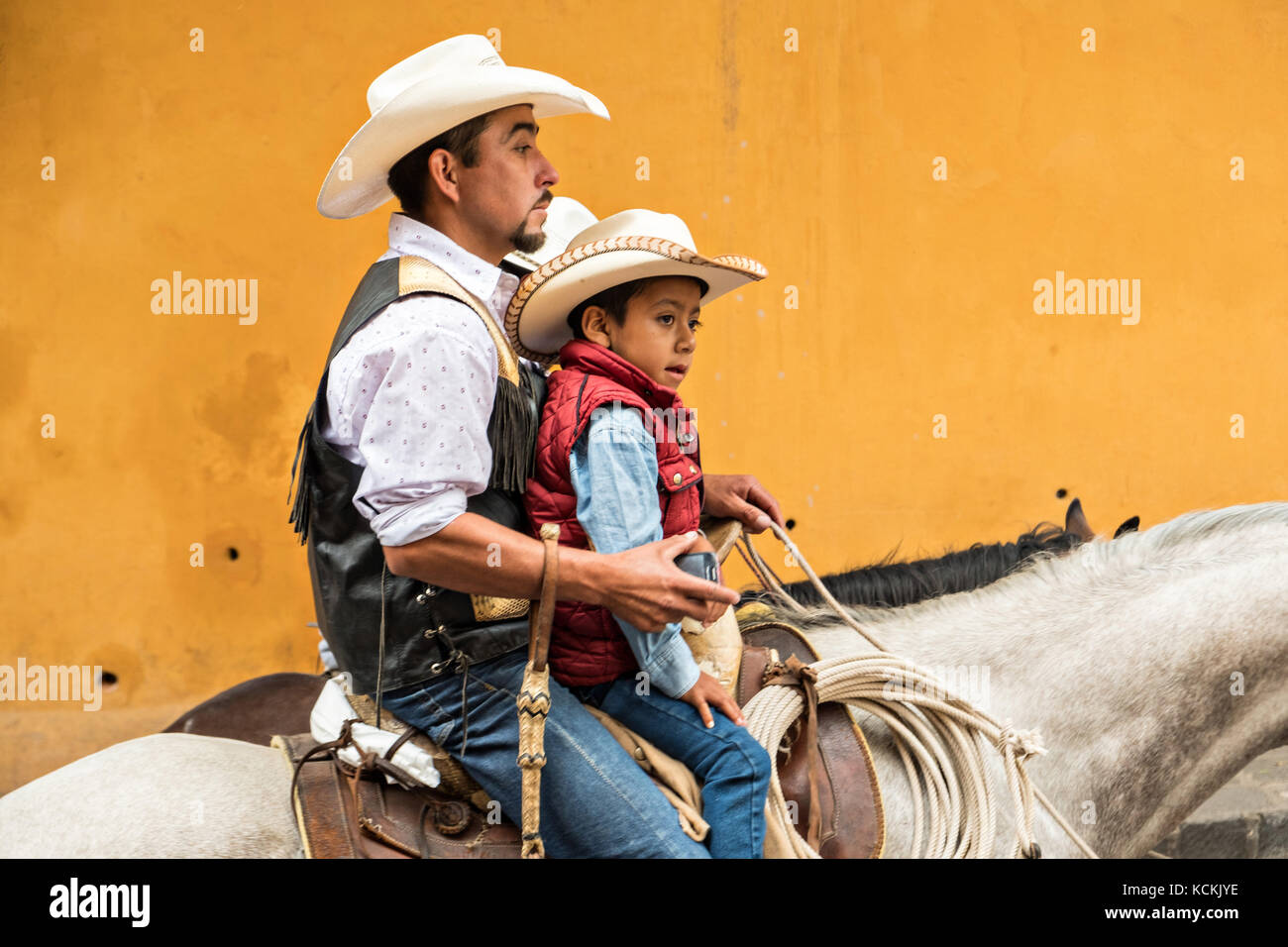 Eine Prozession der mexikanischen Cowboys reiten durch die Straßen auf die letzte Etappe ihrer Wallfahrt feiern das Fest des heiligen Michael in San Miguel de Allende, Mexiko. Stockfoto