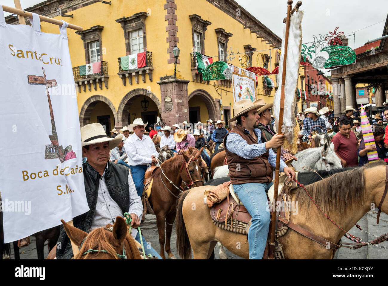 Mexikanischen Cowboys sammeln auf dem Pferderücken für katholische Messe in den Garten Allende am Ende ihrer Wallfahrt feiern das Fest des heiligen Michael in San Miguel de Allende, Mexiko. Stockfoto