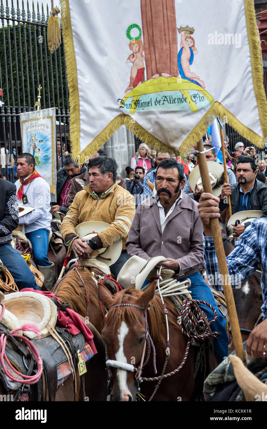 Mexikanischen Cowboys sammeln auf dem Pferderücken für katholische Messe im Jardin Allende am Ende ihrer Wallfahrt feiern das Fest des heiligen Michael in San Miguel de Allende, Mexiko. Stockfoto