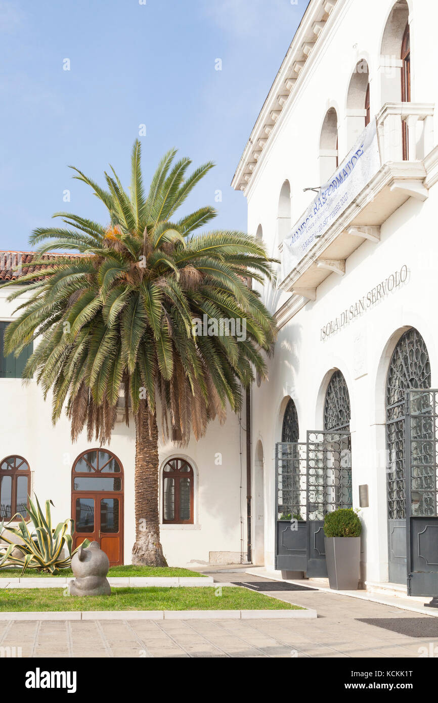 San Servolo Island, Venedig, Italien. Eingang Innenhof auf die Insel mit der Rezeption auf der rechten Seite und das Venice International University vor. Stockfoto