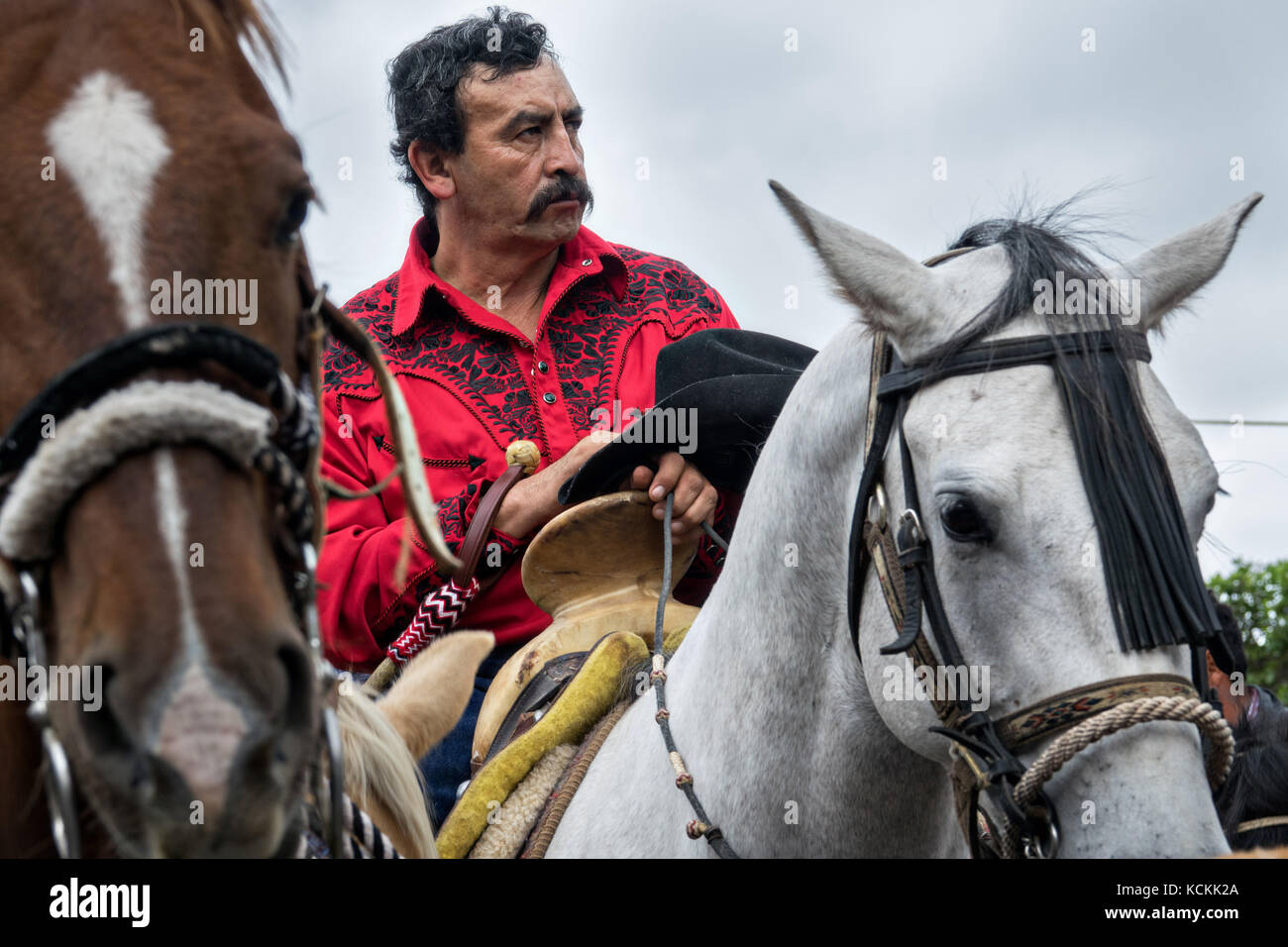 Mexikanischen Cowboys sammeln auf dem Pferderücken für katholische Messe im Jardin Allende am Ende ihrer Wallfahrt feiern das Fest des heiligen Michael in San Miguel de Allende, Mexiko. Stockfoto