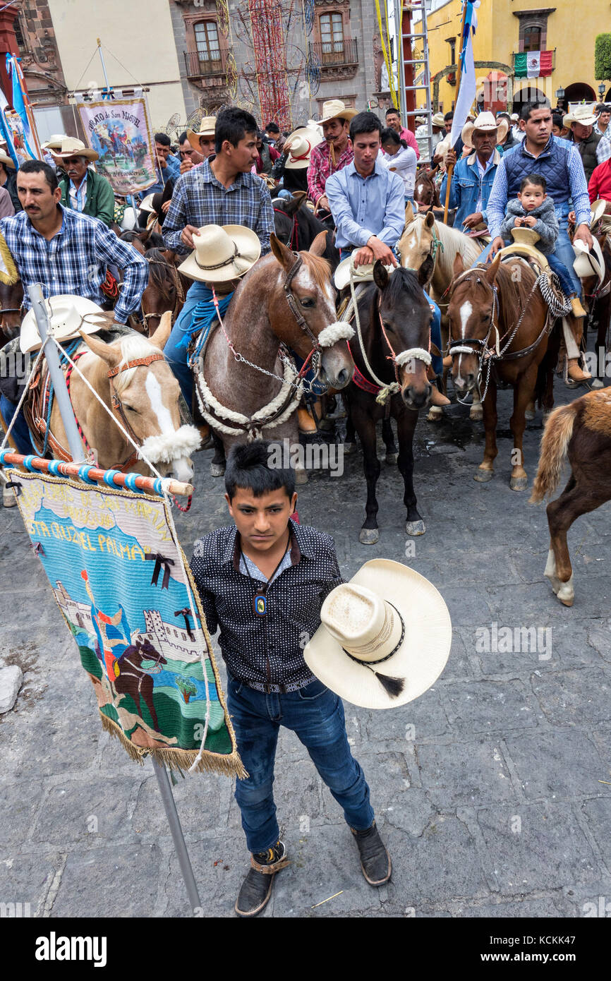 Mexikanischen Cowboys sammeln auf dem Pferderücken für katholische Messe im Jardin Allende am Ende ihrer Wallfahrt feiern das Fest des heiligen Michael in San Miguel de Allende, Mexiko. Stockfoto