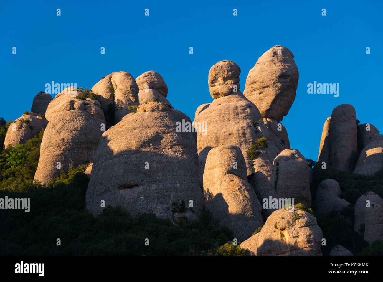 Blick auf den Felsen von El dit, La patata und El lloro im Montserrat-gebirge Stockfoto