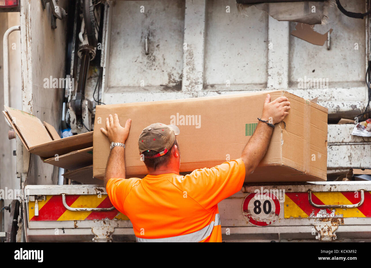 Ein Fahrzeug in der Rückgewinnung von Papier und Pappe für das Recycling in Italien verwendet. Stockfoto