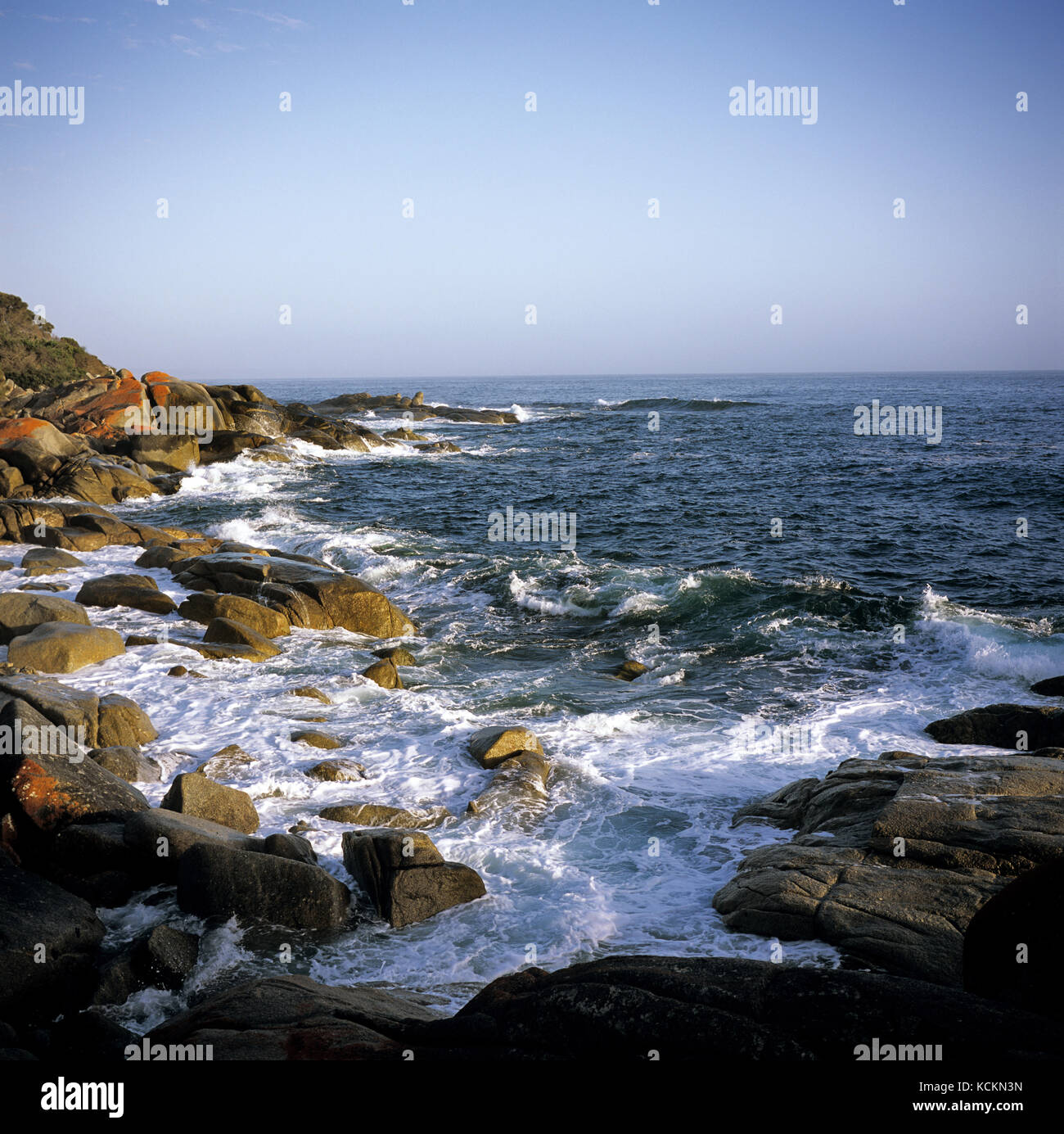 Morgenwellen auf Granitfelsen, St. Helens, Ostküste Tasmaniens, Australien Stockfoto