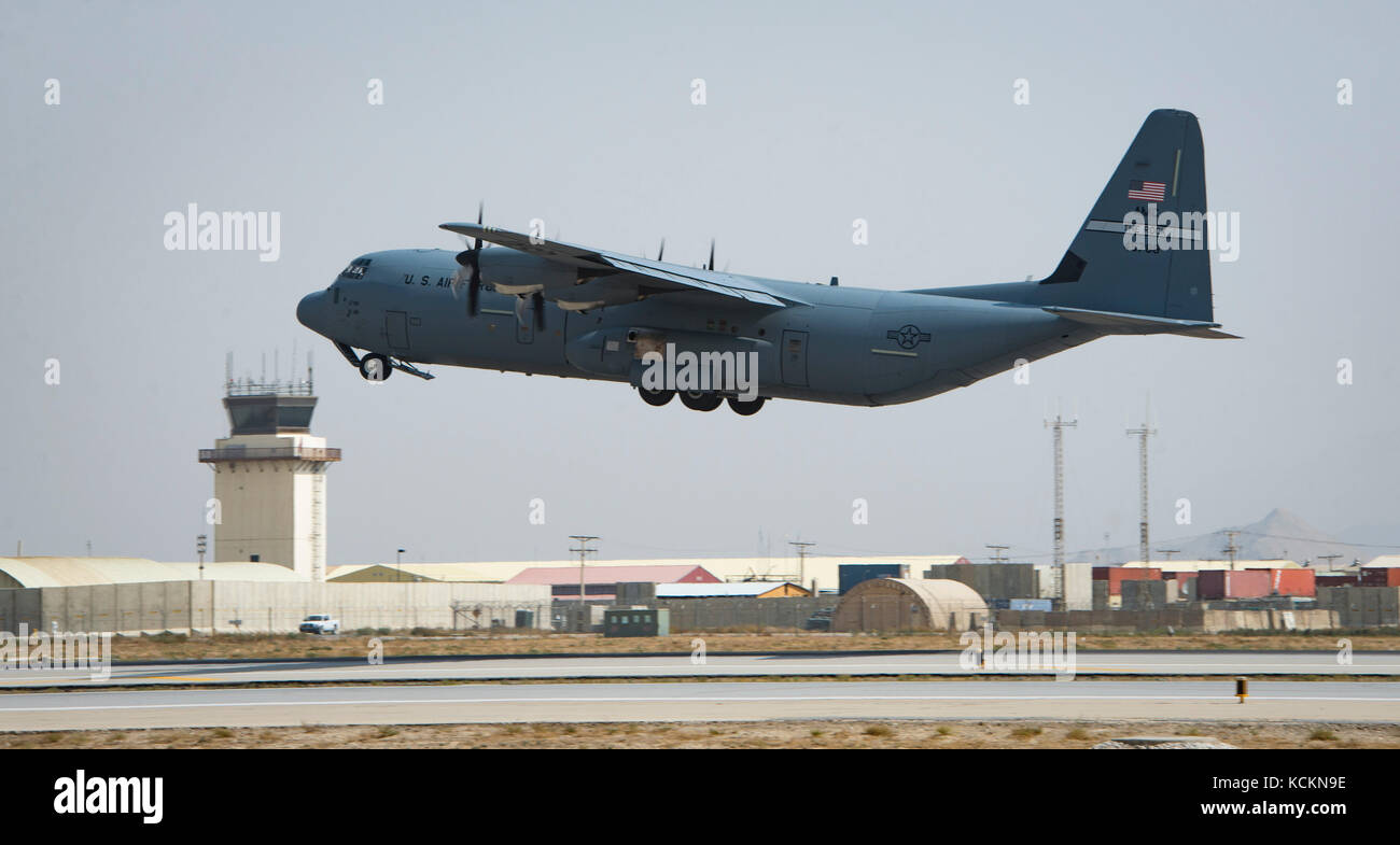 Super C-130J Hercules hebt ab Flughafen Bagram, Afghanistan, der 4. Oktober 2017 Stockfoto