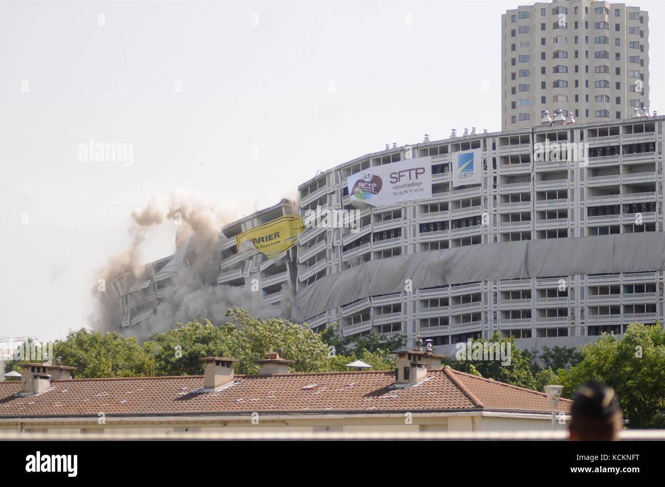 Abriss durch Implosion des 'Tower 230' im Viertel La Duchere, Lyon, Frankreich Stockfoto