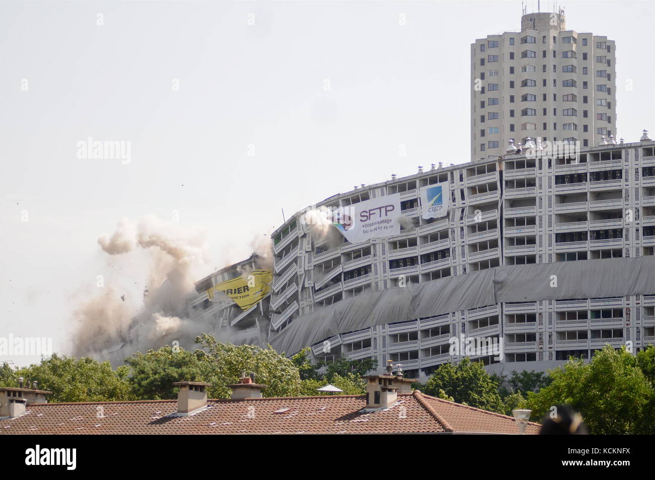 Abriss durch Implosion des 'Tower 230' im Viertel La Duchere, Lyon, Frankreich Stockfoto