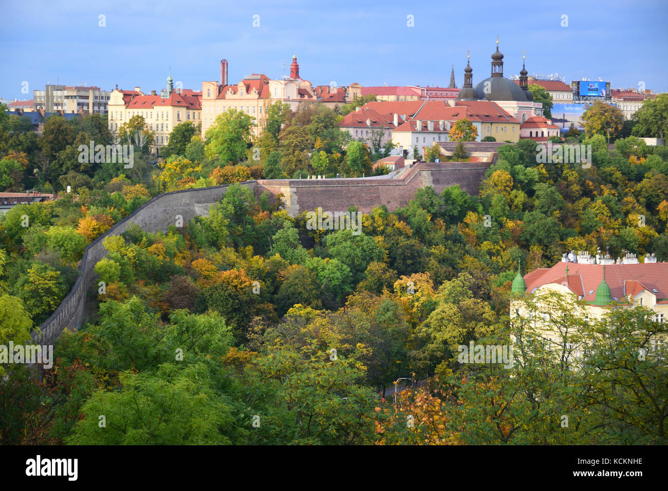 Herbst Blick auf Prager Altstadt mit Stadtmauer und Herbstlaub Stockfoto