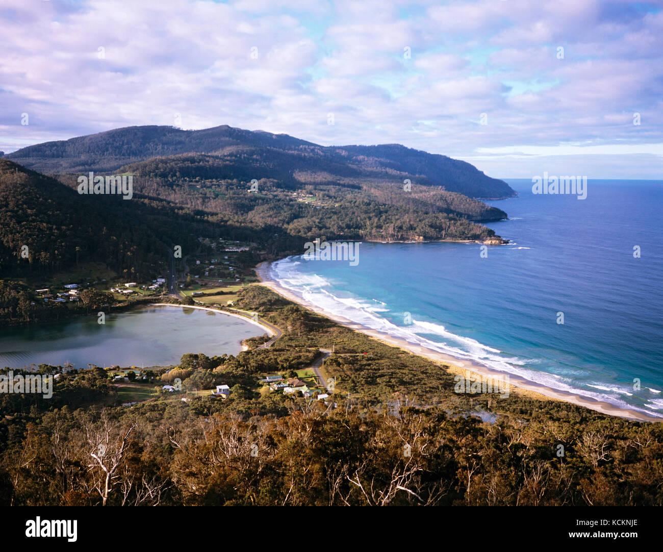 Eaglehawk Neck, die schmale Sandbinde oder Tombolo, die Tasman und Forestier Peninsula verbindet und die geschützte Norfolk Bay im Westen von der Brandung trennt Stockfoto