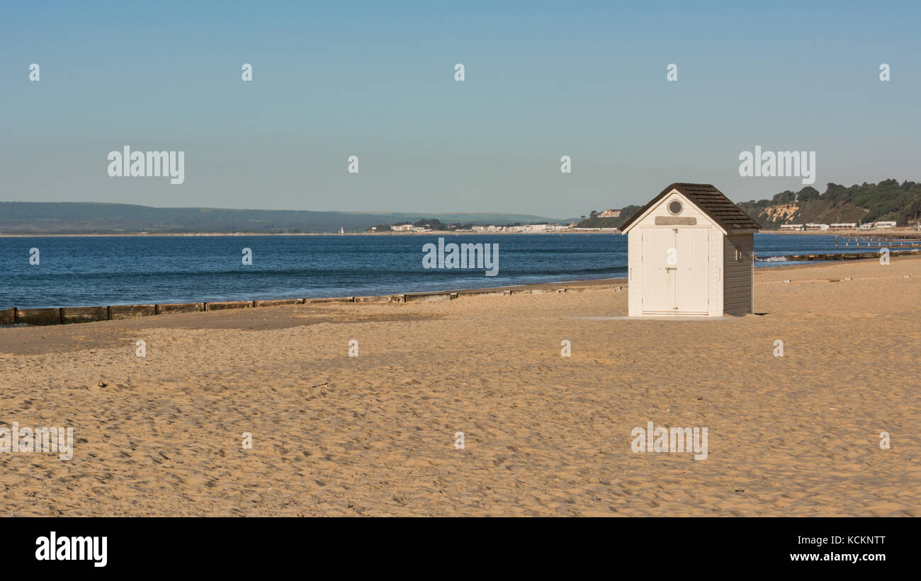 Ein einzelnes isoliertes Beach Hut auf der einsamen Küste Küste von Bournemouth in Großbritannien. Stockfoto