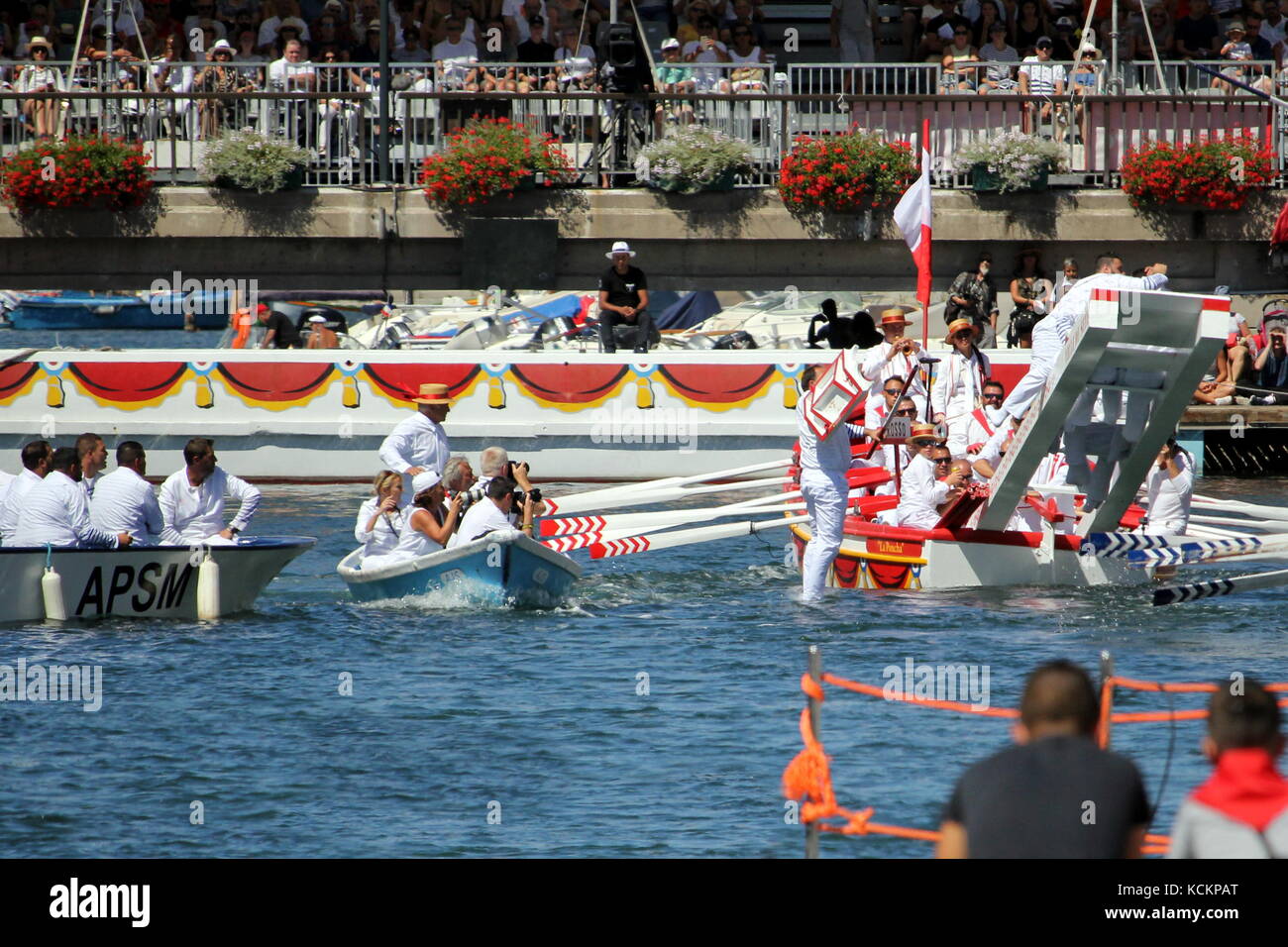 Traditionelle französische Wassermenge, die beim Festival von Saint-Louis 2017 in Sete, Herault, Languedoc, Frankreich in den Kanal fällt Stockfoto