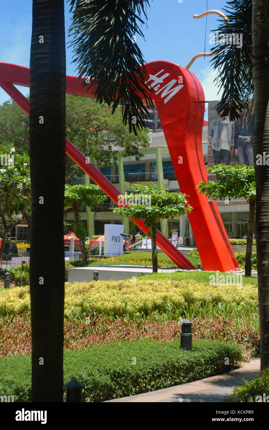 Riesige rote Kleiderbügel in den Gärten der Ayala Center, Cebu City, Philippinen. Stockfoto