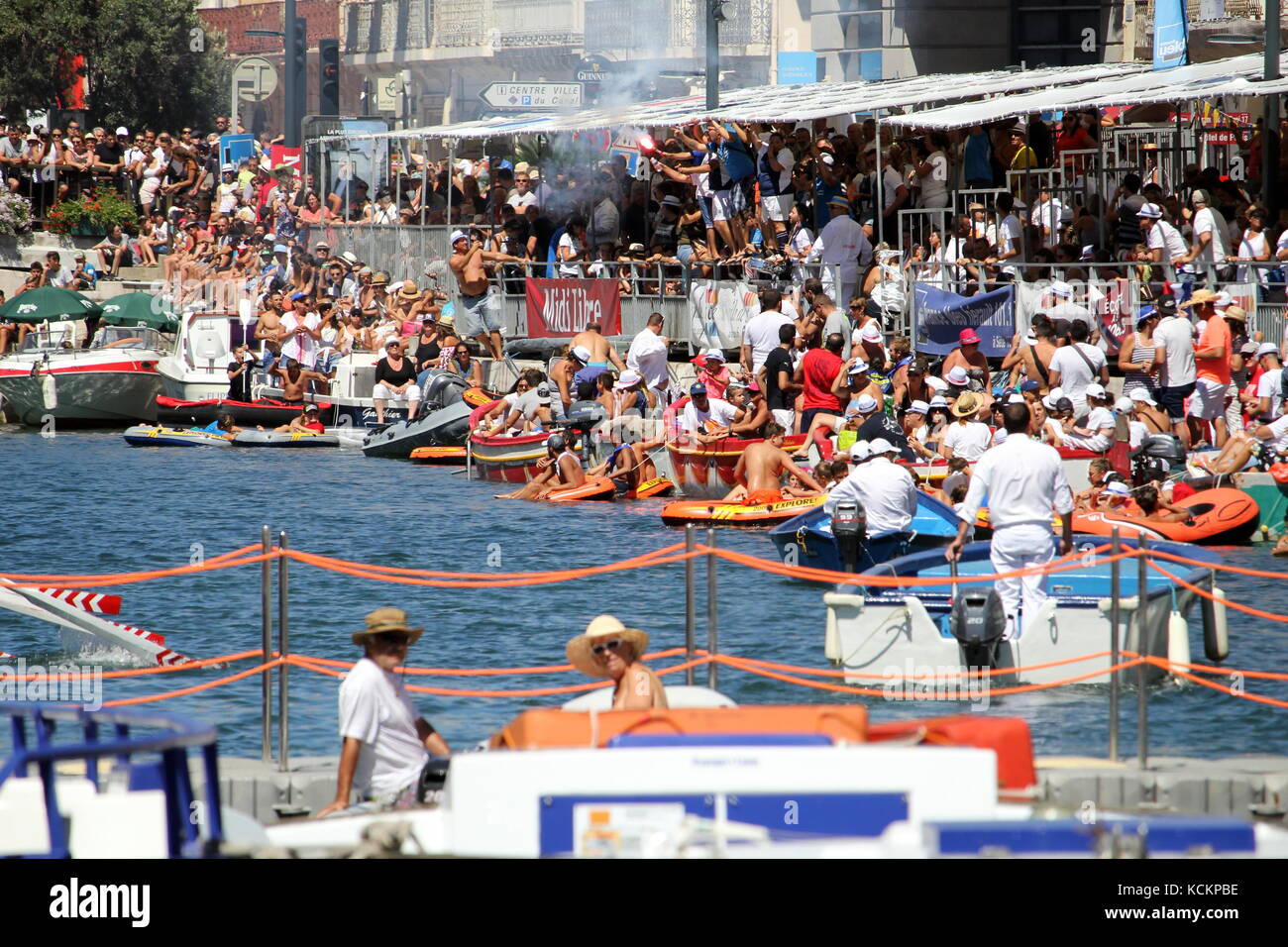 Die Zuschauer beobachten und jubeln das traditionelle französische Wasserturnier beim Festival von Saint-Louis 2017 in Sete, Herault, Languedoc, Frankreich Stockfoto