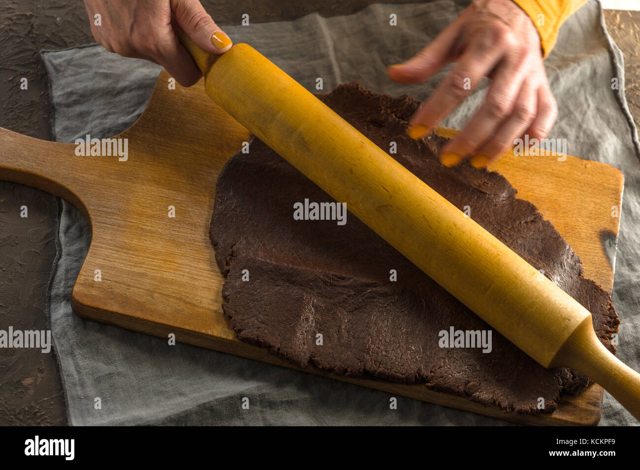 Teig aus Mehl und Kakao Roll auf einer Platine von oben Ansicht horizontal Stockfoto