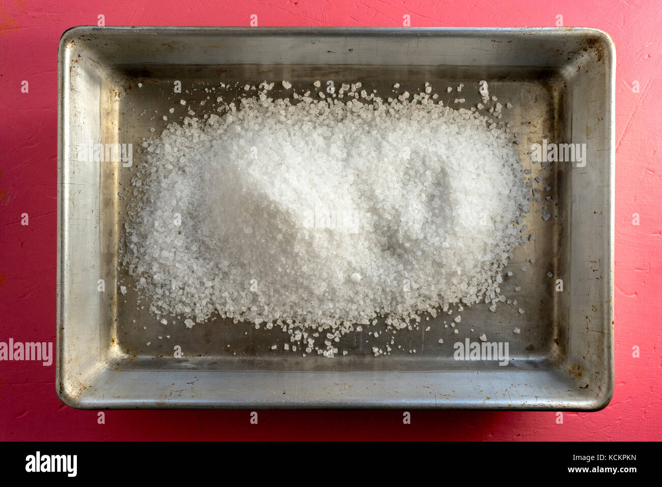 Meersalz Kristallen in einer rechteckigen Form zum Backen horizontal Stockfoto