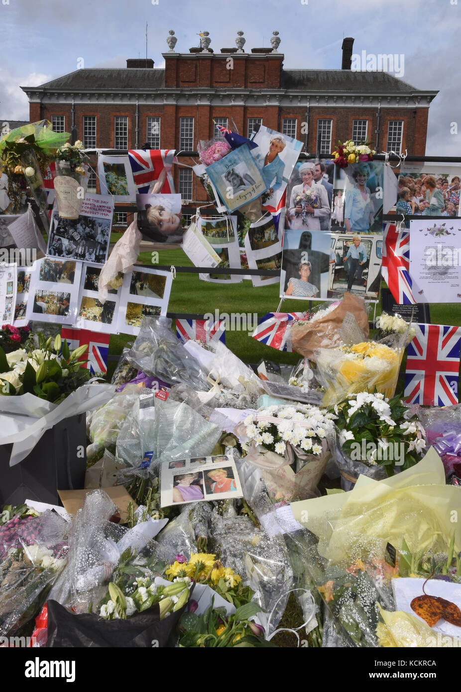 Floral Tribute links auf die Tore von Kensington Palace zum 20. Jahrestag des Todes von Prinzessin Diana am 31.08. 97. London. Großbritannien Stockfoto