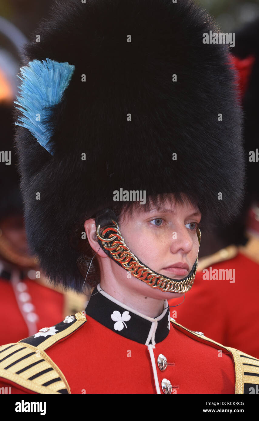 Weibliches Mitglied der Band of the Irish Guards, 'Goodbye Christopher Robin' - Weltpremiere, Odeon Leicester Square, London.UK Stockfoto