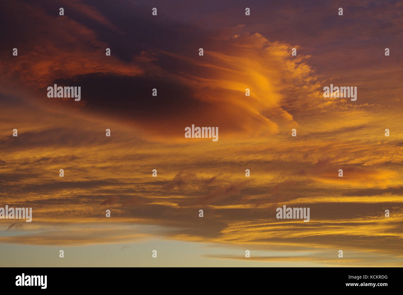 Lentikularwolken oder Gebirgswellen-Wolken bei Sonnenuntergang. Gebildet, wenn starke Winde über Bergketten passieren, was eine Erhöhung der Höhe vor des zwingt Stockfoto