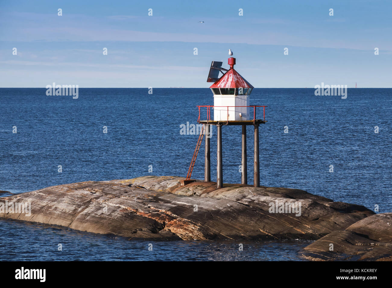 Traditionelle norwegische Lighthouse Tower mit Solar Batterie und konischen Red Top Stockfoto