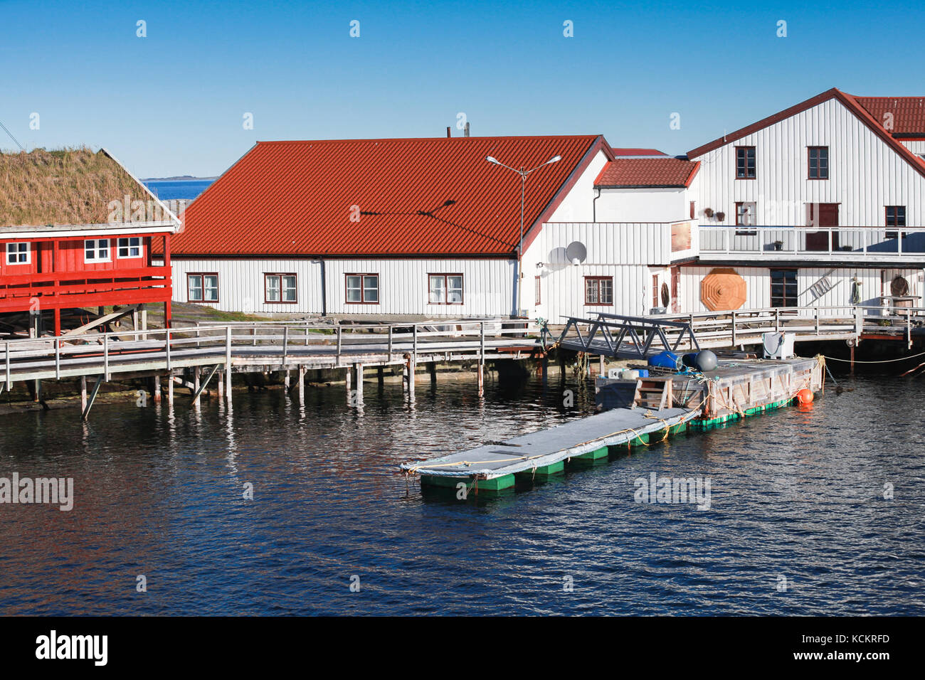 Ringholmen, Norwegen. ländlichen norwegische Landschaft, traditionellen weißen Holzhäuser auf felsigen Insel Stockfoto