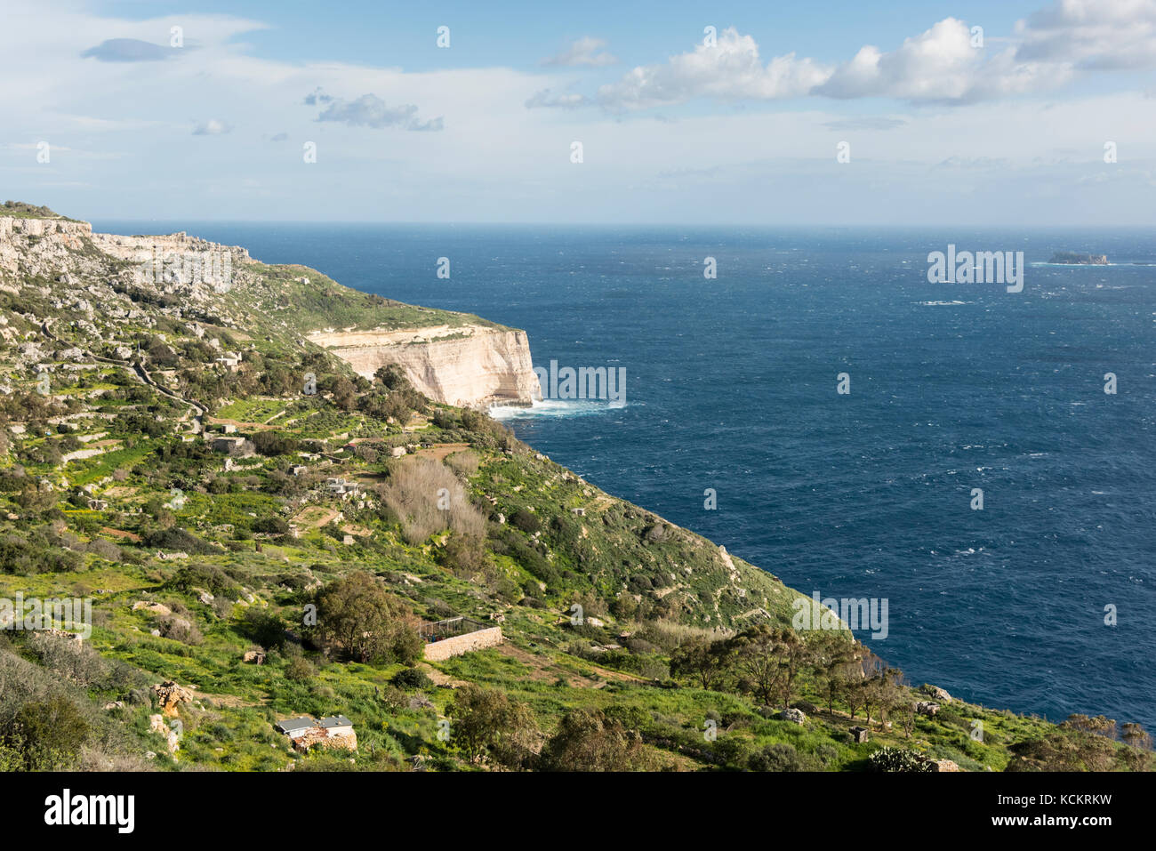 Die felsige und zerklüftete Dingli Cliifs im Süden Mäntel von Malta mit e Meer im Hintergrund Stockfoto