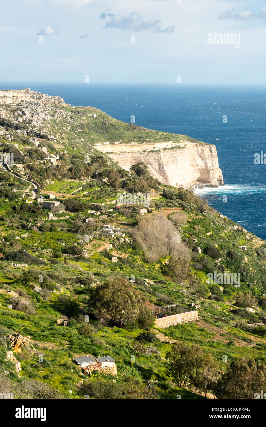 Die felsige und zerklüftete Dingli Cliifs im Süden Mäntel von Malta mit e Meer im Hintergrund Stockfoto