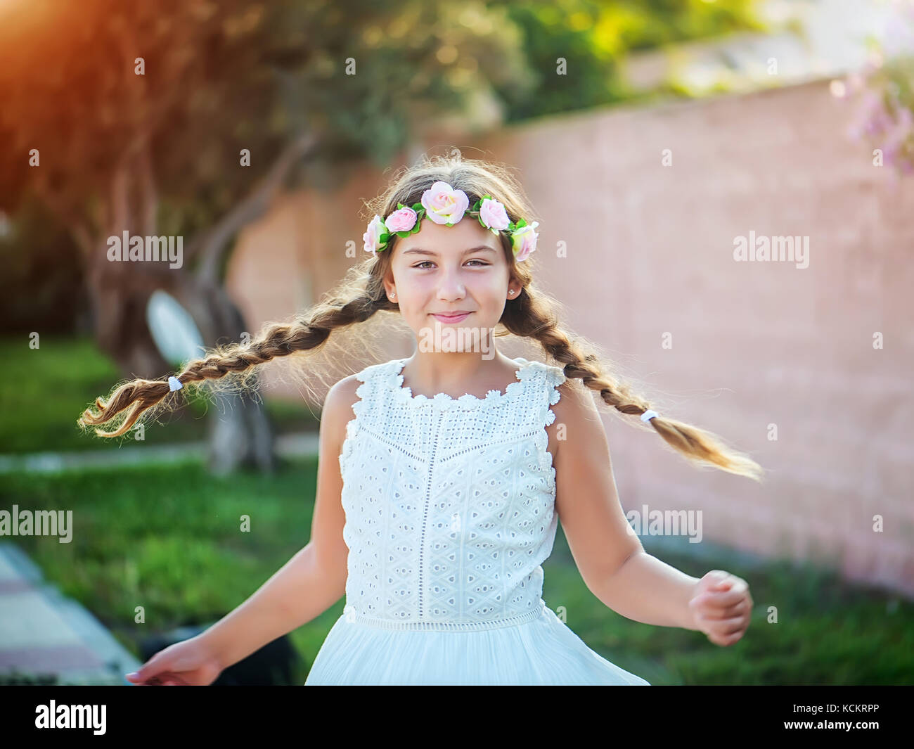 Fröhliches Mädchen mit Zöpfen auf Natur Hintergrund Stockfoto