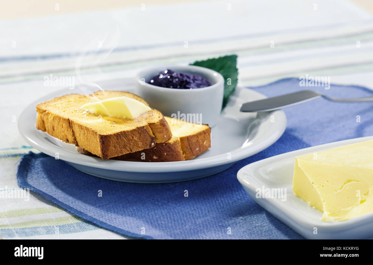 Nützliche gesundes Frühstück mit Toast, Butter und Marmelade Stockfoto