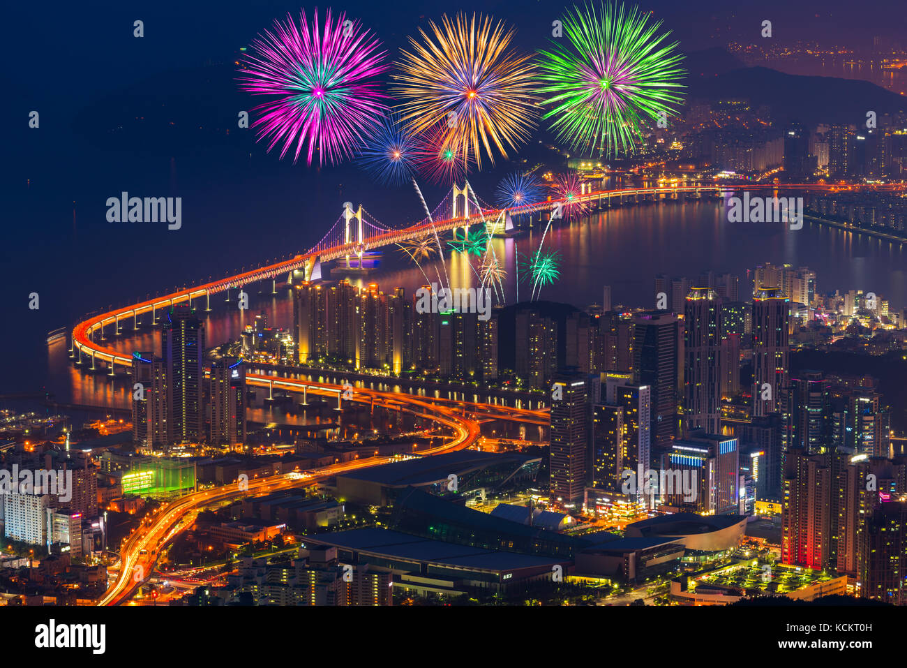 Buntes Feuerwerk und Gwangan-Brücke in der Stadt Busan, Südkorea. Stockfoto