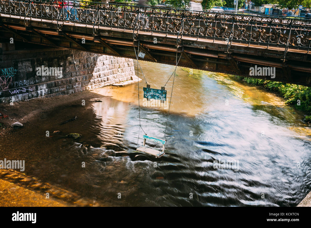 Vilnius, Litauen - 5. Juli 2016: Brücke von uzupis mit Swing in der Altstadt von Vilnius. Bezirk vilniaus senamiestis. Stockfoto