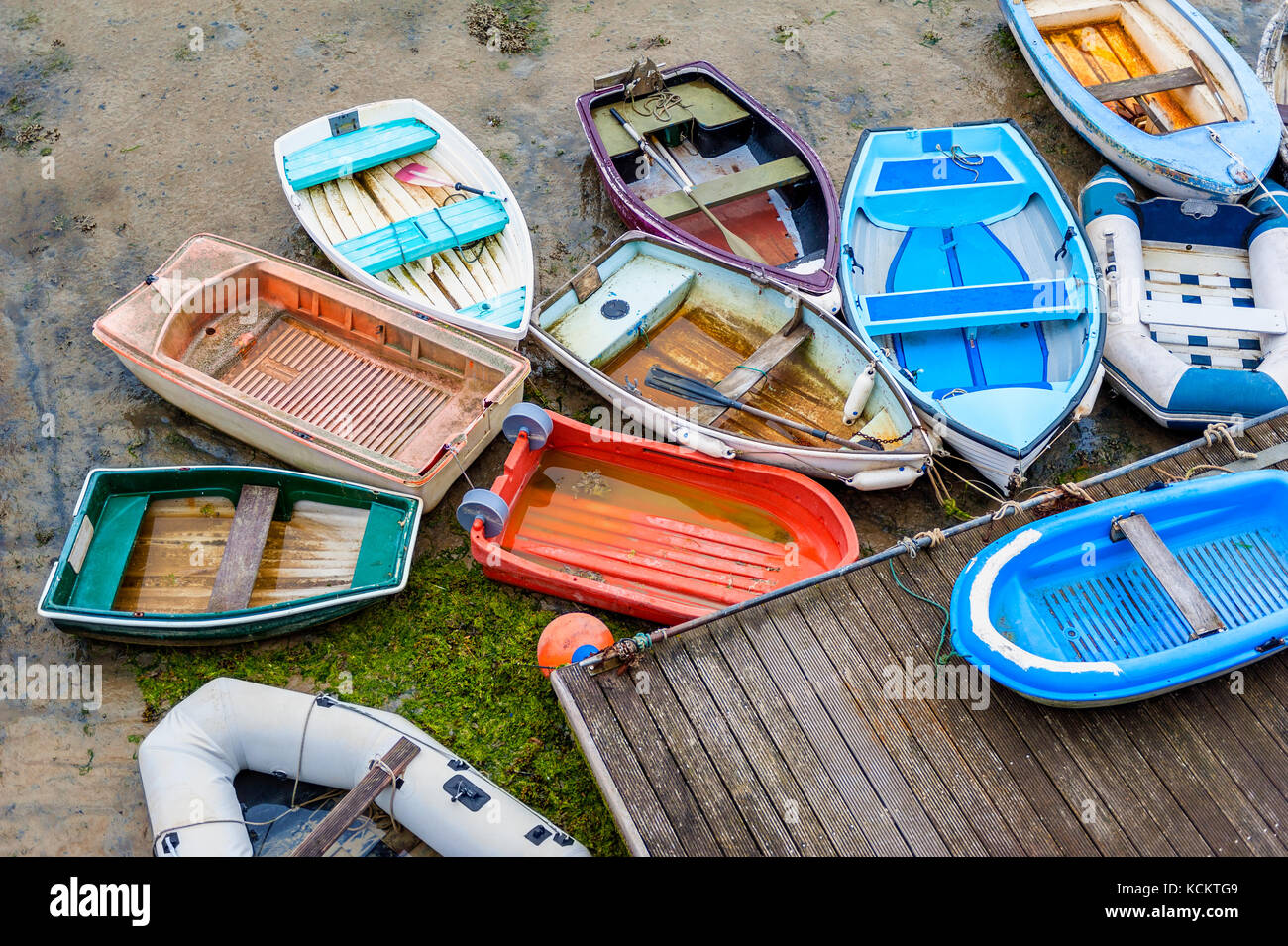 Ruderboote bei Ebbe in den Hafen von Saint Aubin, Jersey, Channel Islands, Großbritannien Stockfoto
