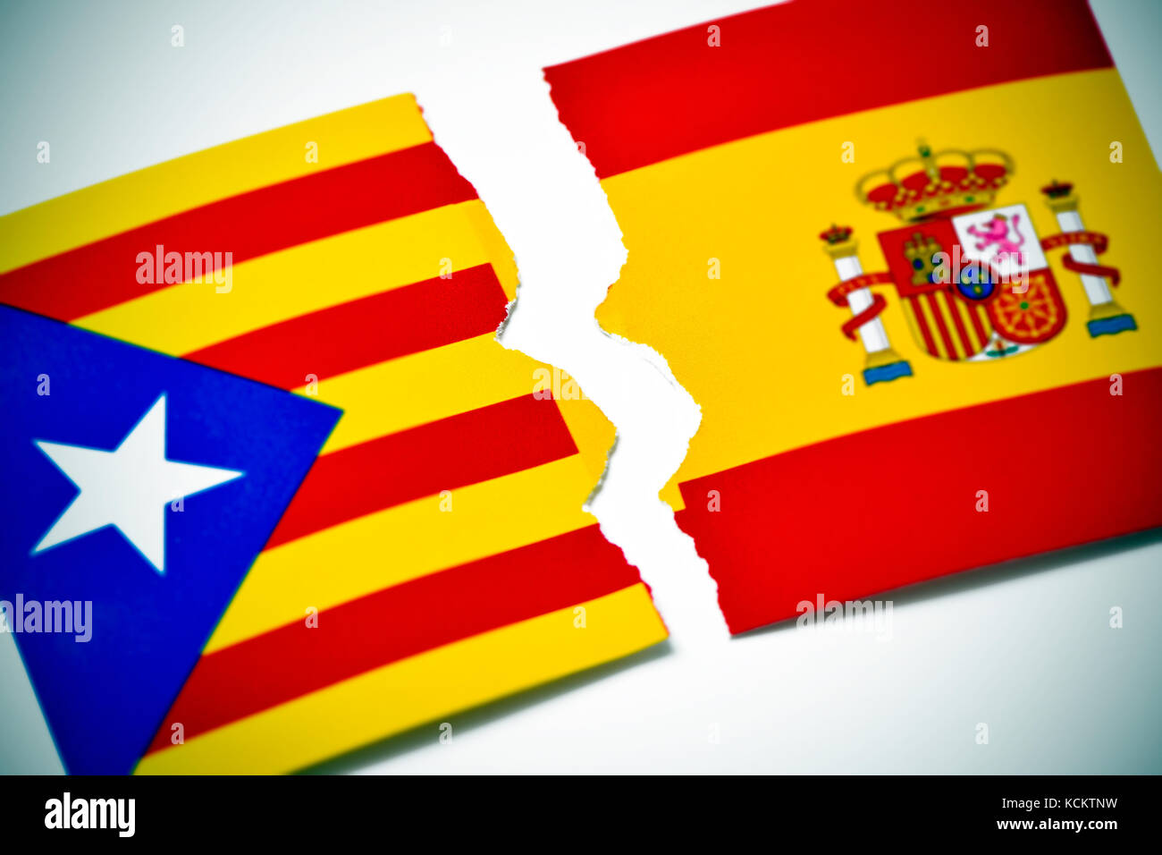 Die Estelada, die katalanische Pro-Unabhängigkeitsflagge und die Flagge Spaniens, gebrochen auf einem weißen Hintergrund, mit einer leichten Vignette hinzugefügt Stockfoto