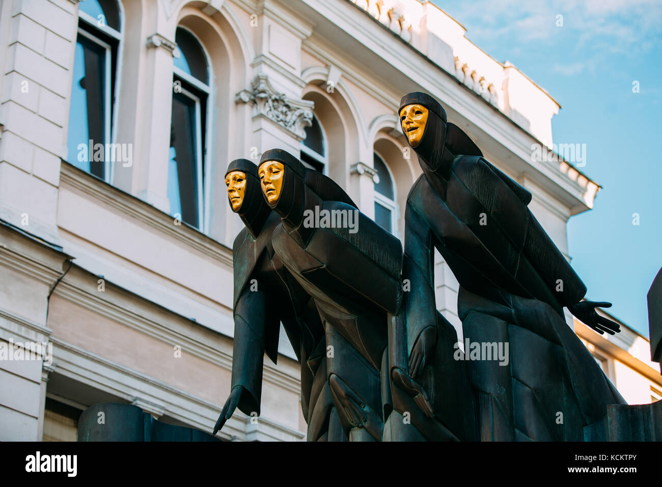 Vilnius, Litauen, Osteuropa - Juli 7, 2016: in der Nähe von Schwarzen Skulptur von drei Musen auf der Fassade der Litauischen Nationalen Drama Theater Gebäude, Stockfoto