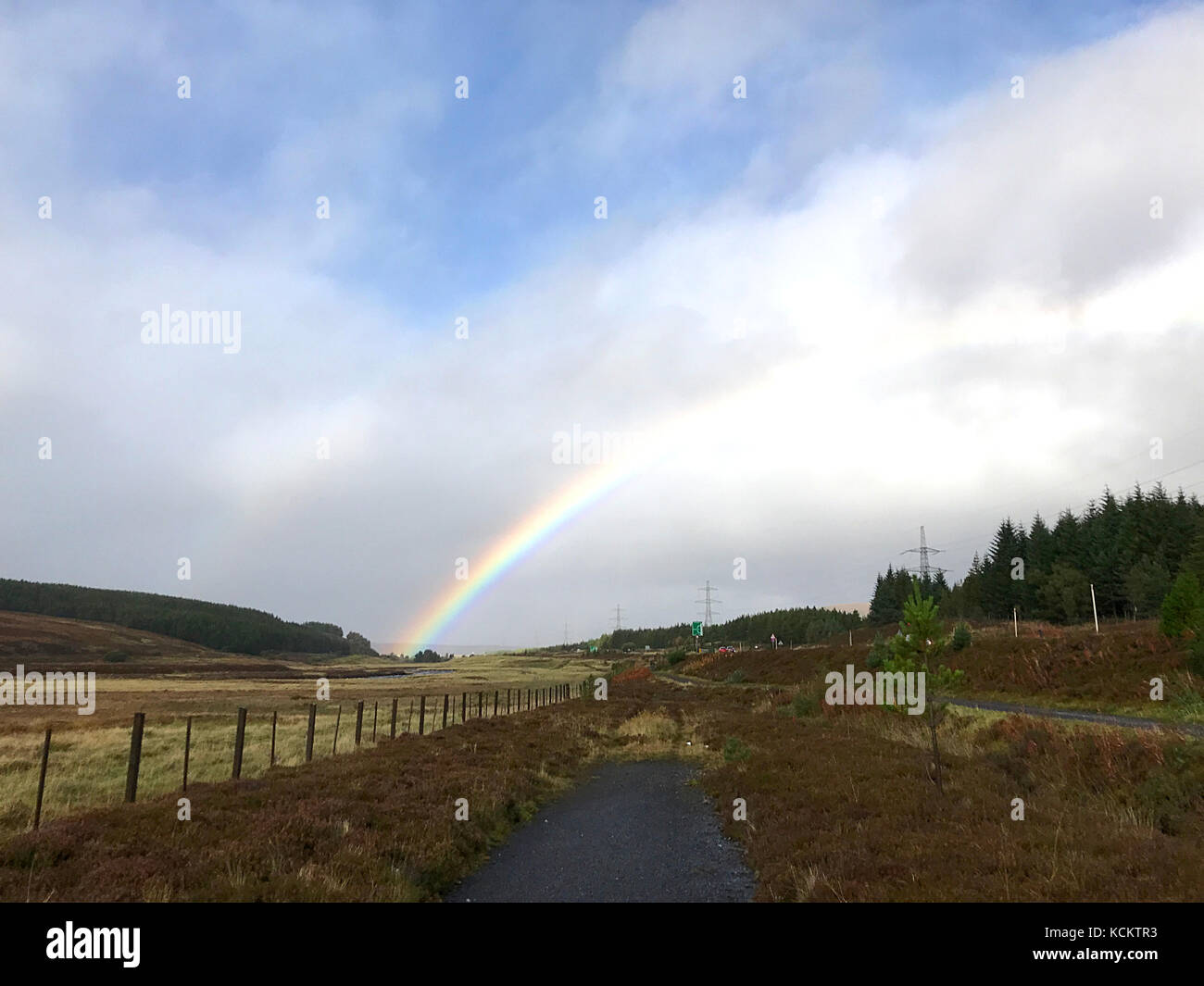 Ein Regenbogen über dem Cairngorm Mountains in Schottland Stockfoto