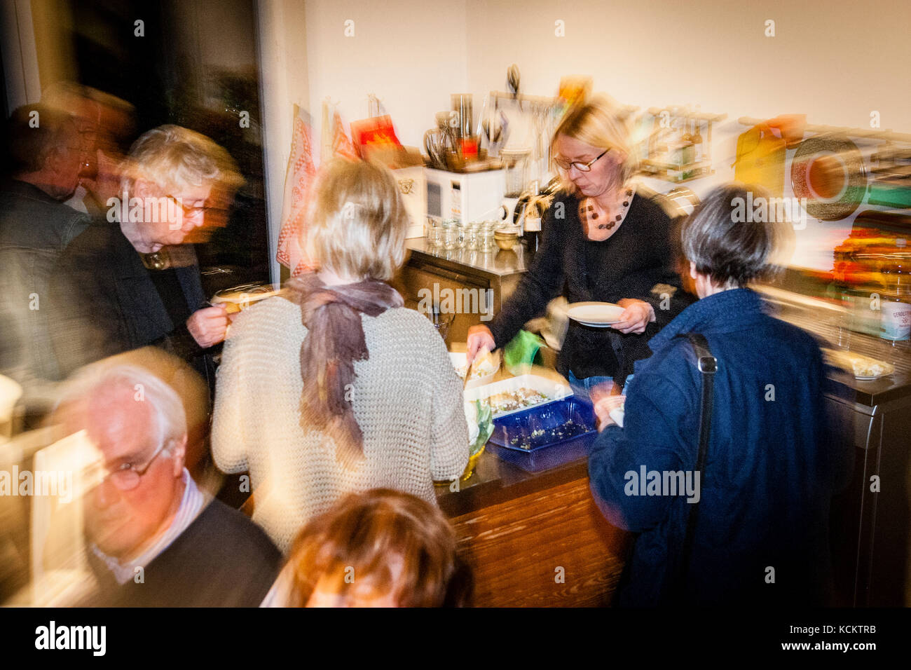 Im Projekt "Kunst und Kochen" interpretiert Angela Berg Kunstwerke auf kulinarische Weise. Feinkostgeschäft Peter sei Selig Grevenbroich, Deutschland Stockfoto