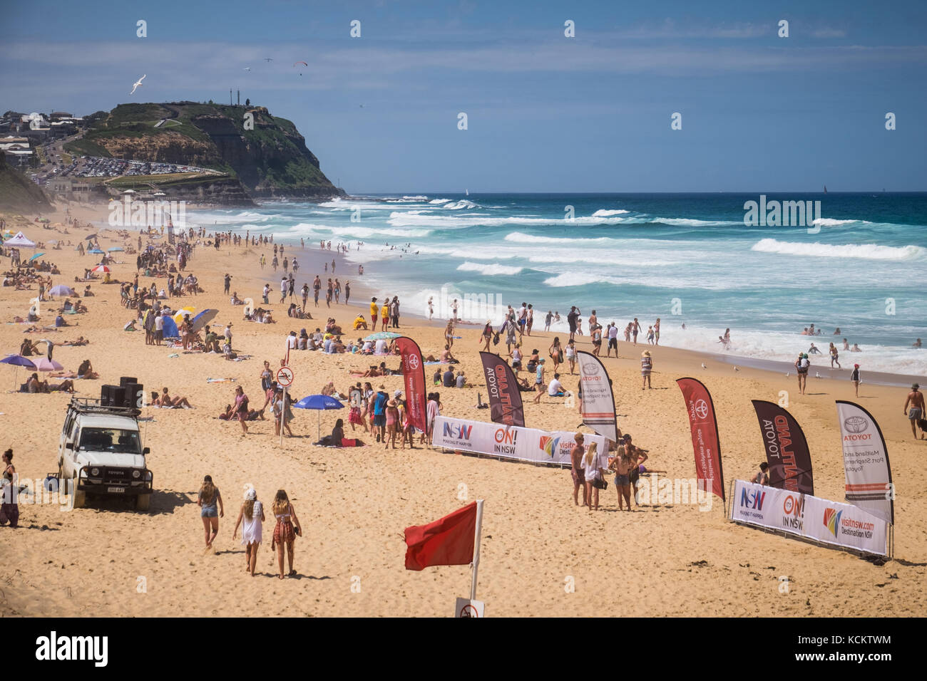 Menschen auf Mereweather Strand vor Beginn der 2016 Surfest Finale in Newcastle, Australien. Stockfoto