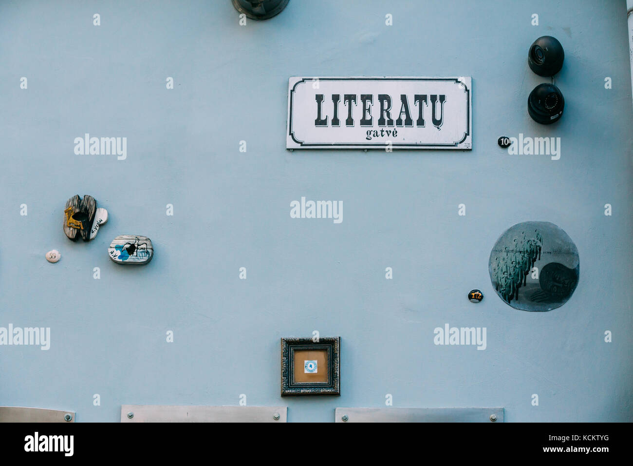 Vilnius, Litauen - 7. Juli 2016: literatu Street - eine der ältesten Straßen in der Altstadt von Vilnius, Litauen. Wand mit literarischen Werke der Kunst. Stockfoto