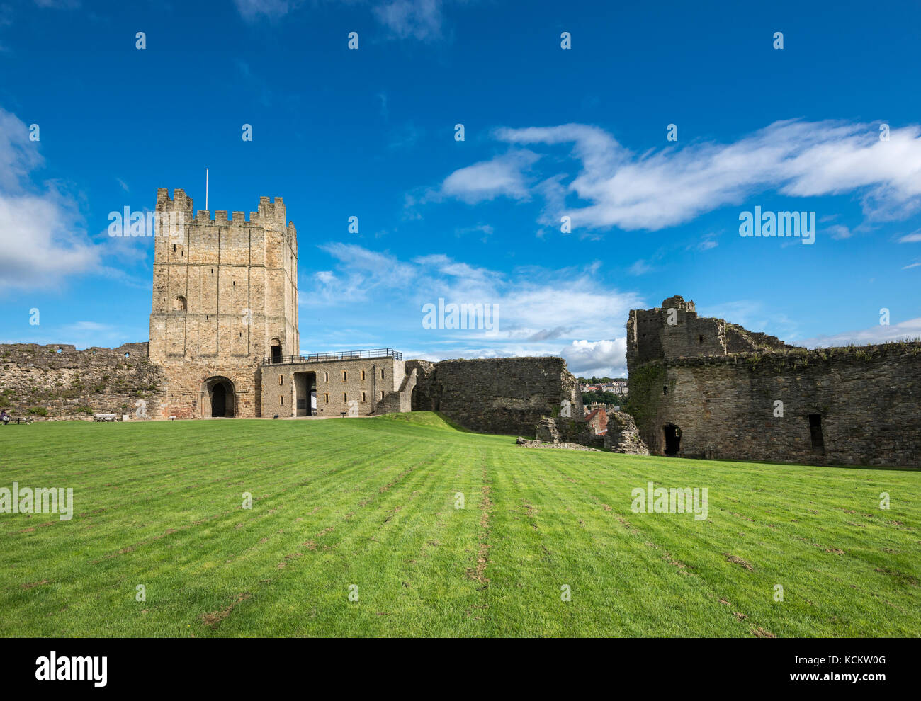 Richmond Castle im hellen Sonnenschein. September ein historisches touristische Ort in North Yorkshire, England. Stockfoto