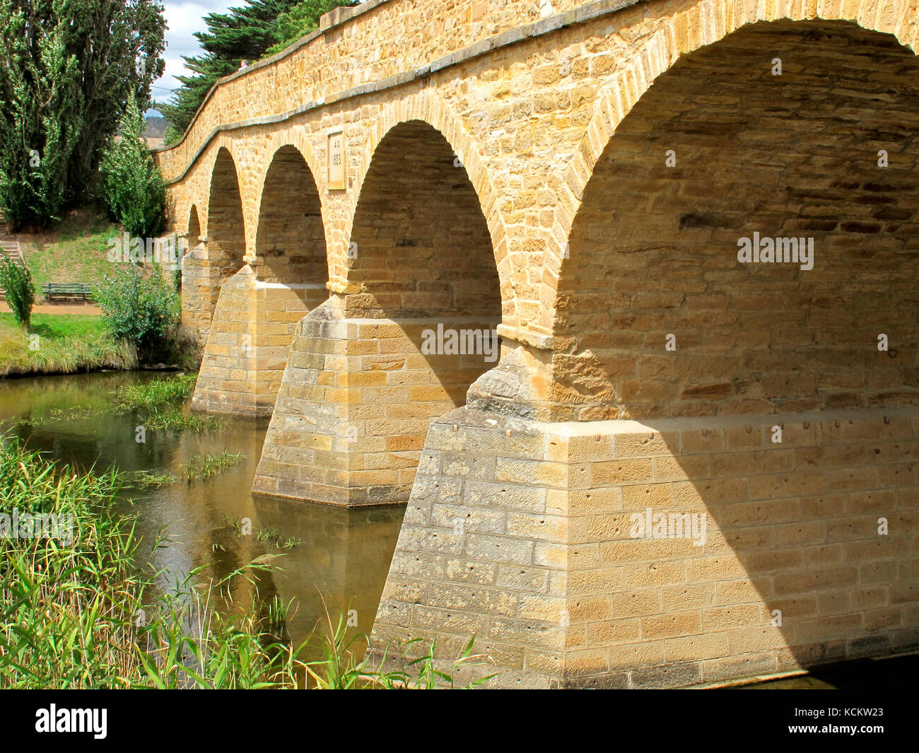 Richmond Bridge, die älteste Brücke Australiens, wurde von Strafgefangenen zwischen 1823 und 25 erbaut. Die Wellenbrecher wurden 1884 hinzugefügt. Richmond, Tasmanien, Australien Stockfoto