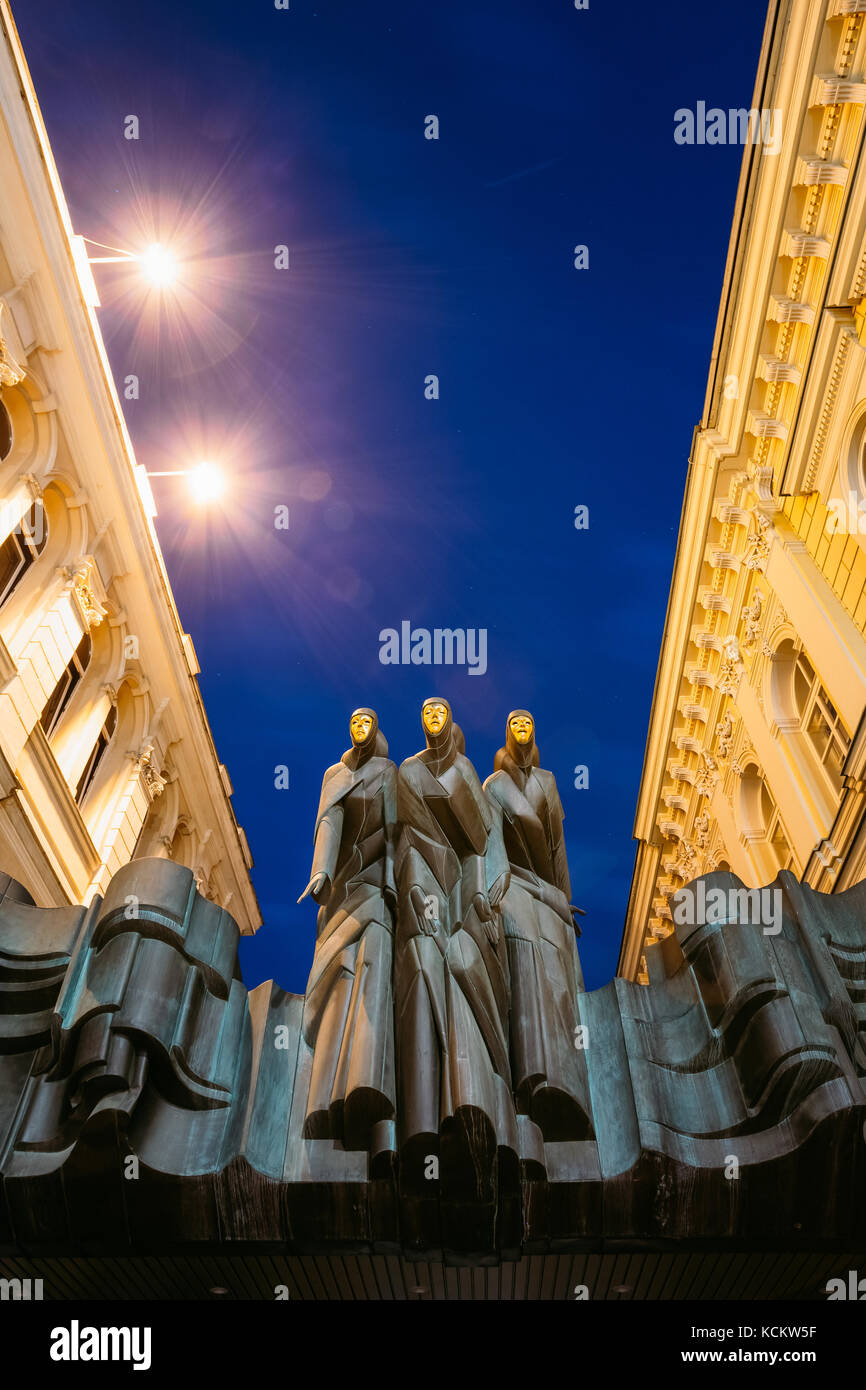 Vilnius, Litauen - 8. Juli 2016: schließen Sie die schwarze Skulptur von drei Musen auf der Fassade der Litauischen Nationalen Drama Theater Gebäude, Haupteingang, bl Stockfoto